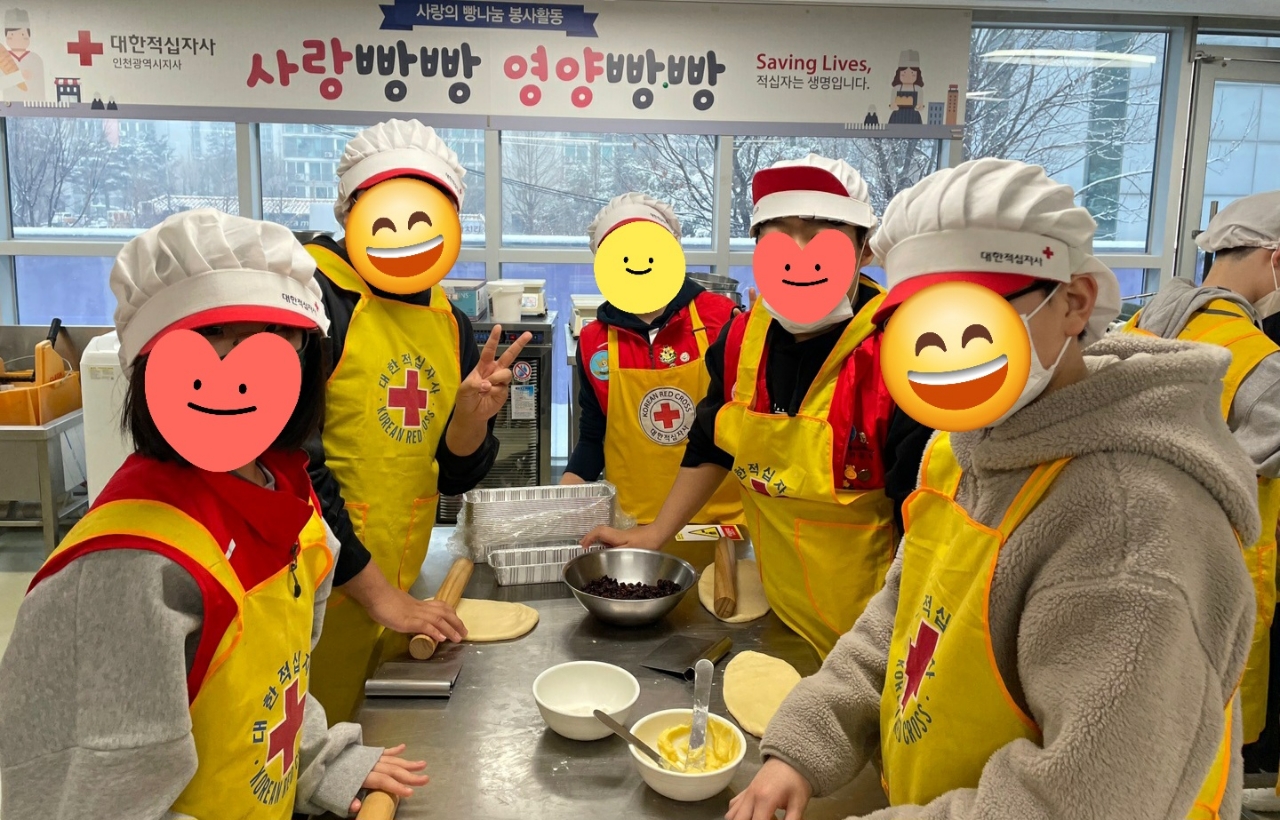 연수구 연수3동지역사회보장협의체는 지난 12일 가천청소년봉사단이 직접 만든 빵을 후원받아 지역 내 취약계층에 전달하는 희망빵 지원사업을 진행했다